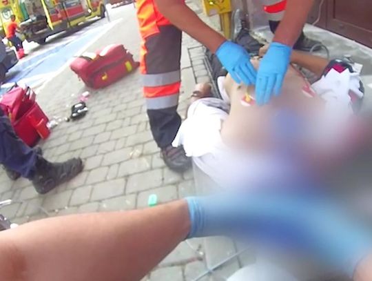 Mężczyzna leżał na ulicy i nie oddychał. Świadek i policjanci zaczęli walkę o jego życie