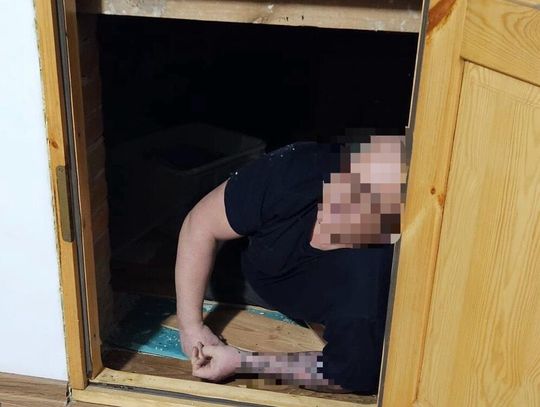 Mężczyzna leżał skulony w schowku na strychu. Ukrywał się, bo chciał uniknąć odsiadki