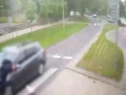 Mężczyzna potrącony na pasach wpadł pod autobus.  W poważnym stanie trafił do szpitala