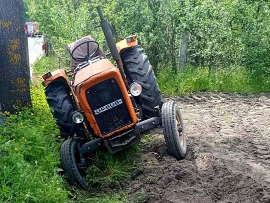Mężczyzna przejechany przez ciągnik, który sam prowadził. Spadł podczas pracy