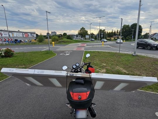 Mężczyzna przewoził drzwi skuterem. Niebezpieczną jazdę przerwała policja