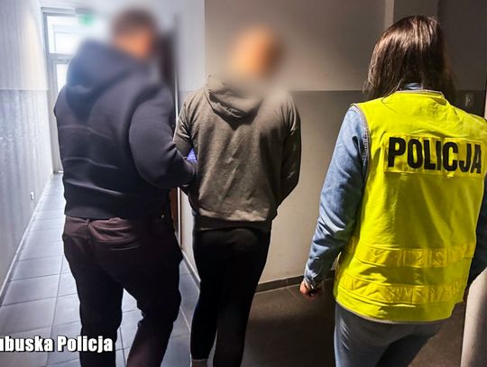 Mężczyzna przyłapany na kradzieży rzucił się na ochroniarza i zaczął go dusić. Atak przerwali policjanci