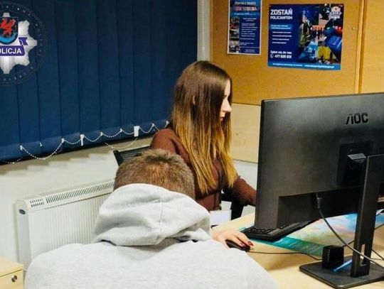 Mężczyzna przyłapany na niszczeniu banerów wpadł w szał. Rzucił kamieniem w auto kierowcy, który zwrócił mu uwagę