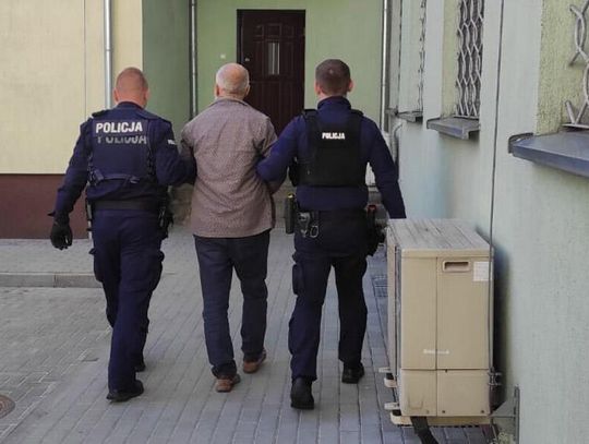 Mężczyzna przyszedł do urzędu z sierpem w torbie i groził nim pracownikom. Uciekł, gdy zobaczył, że wzywają policję