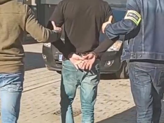 Mężczyzna siedział w Mercedesie, obok stała kobieta. Policjanci postanowili to sprawdzić. Znaleźli 1,5 kg narkotyków