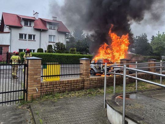 Miał prawie dwa promile i spał w płonącym aucie. Uratował go policjant jadący na służbę