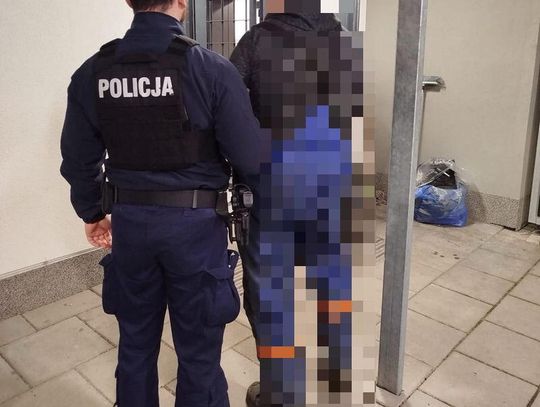 Mężczyzna w ubraniu roboczym miał poporcjowane narkotyki i wagi. Policja sprawdza, czy handlował