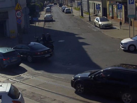 Mężczyzna wiozący ciężarną żonę do szpitala utknął w korku. Dostał eskortę policji