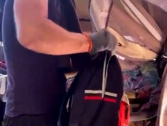 Mężczyzna z nagrania jest podejrzewany o uszkodzenie okien i drzwi. Jeśli go znasz, powiadom policję