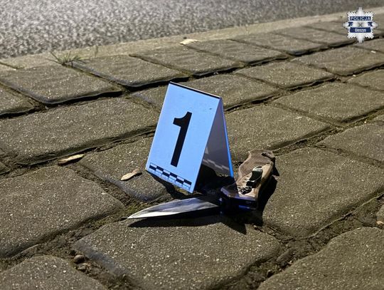 Mężczyzna z nożem napadł kobietę na ulicy. Został obezwładniony przez policjantów