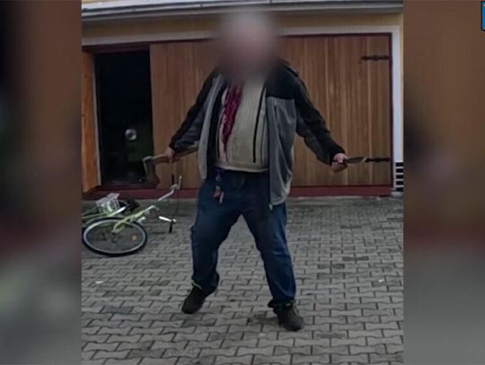Mężczyzna z siekierą i nożem ruszył w stronę policjantów. Interwencja zakończyła się użyciem paralizatora