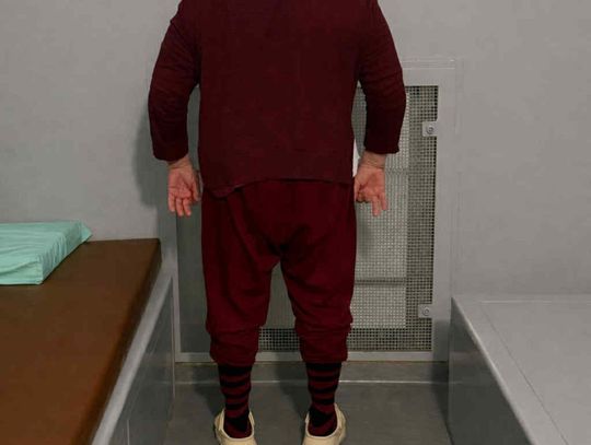 Mężczyzna z torbą podszedł do dzielnicowych. Miał dosyć ukrywania się i był gotowy na więzienie