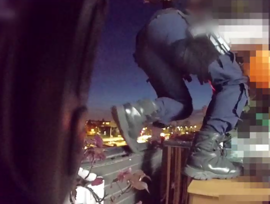 Mężczyzna zamknięty w mieszkaniu wołał o pomoc. Policjant przeskoczył pomiędzy balkonami