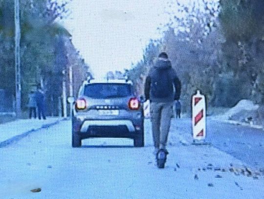 Mężczyzna zatrzymany za przekroczenie prędkości na hulajnodze. Dostał mandat nie tylko za to
