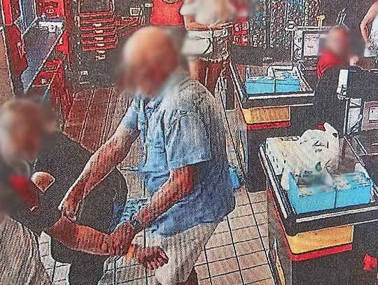 Mężczyzna złapany na kradzieży whisky i kiełbasy uderzył pracownicę sklepu w twarz. Uciekł bez łupów