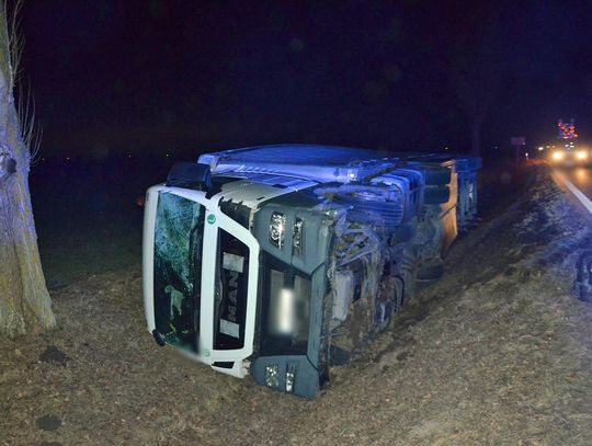 Miał 2,5 promila, gapił się w telefon i prowadził tira. Skończył na boku w rowie