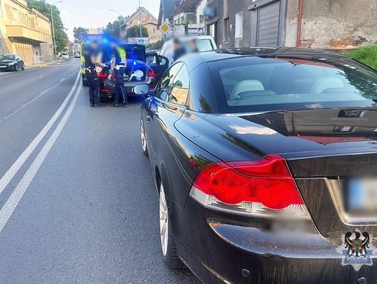 Miał 3,6 promila, cofał na parkingu i potrącił dwie osoby. Potem po prostu odjechał