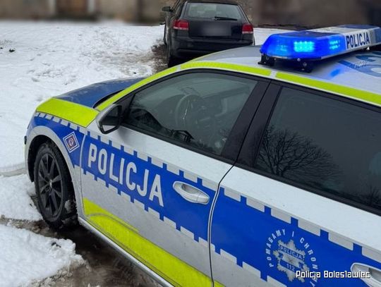 Miał 3 promile i puste butelki pod nogami. Pijacki rajd zakończył ucieczką na własne podwórko Miał 3 promile i puste butelki pod nogami. Pijacki rajd zakończył ucieczką na własne podwórko