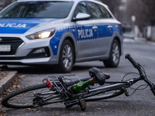 Miał 4,5 promila i jechał do sklepu całą szerokością drogi. Rowerzystę zatrzymała policja
