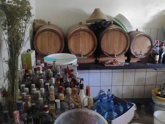 Miał aparaturę i ponad 170 litrów gotowego alkoholu. 66-latek zatrzymany przez policję