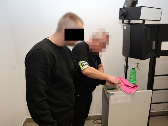 Miał blisko kilogram amfetaminy i podrobione prawa jazdy. Po kontroli 27-latek trafił do aresztu