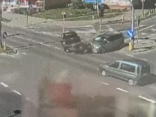Miał czerwone i wjechał na skrzyżowanie. Zderzył się z dwoma autami