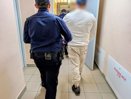 Miał dość życia w ukryciu. 40-latek sam przyszedł na komendę i oddał się w ręce policjantów Miał dość życia w ukryciu. 40-latek sam przyszedł na komendę i oddał się w ręce policjantów