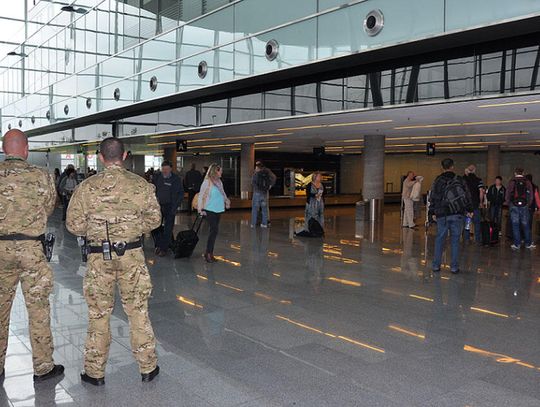 Miał lecieć do Hiszpanii, ale na lotnisku palnął, że ma bombę w bagażu. Mężczyzna trafił do więzienia Miał lecieć do Hiszpanii, ale na lotnisku palnął, że ma bombę w bagażu. Mężczyzna trafił do więzienia