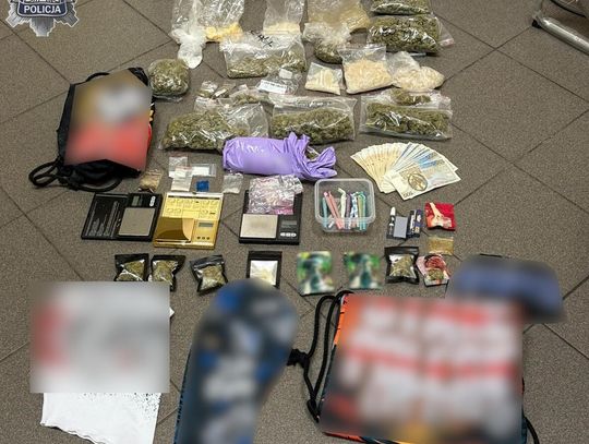 Miał narkotyczne żelki, znaczki i kryształki. Policjanci kompletnie zaskoczyli 30-letniego dilera