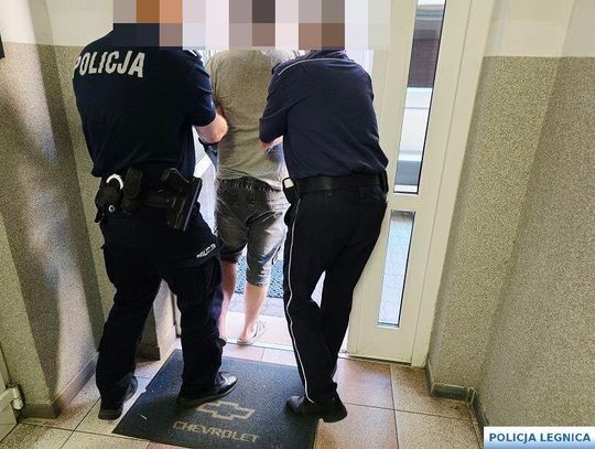 Miał nie chodzić od 6 lat, po chwili wskoczył na parapet. Policjanci uratowali życie poszukiwanemu