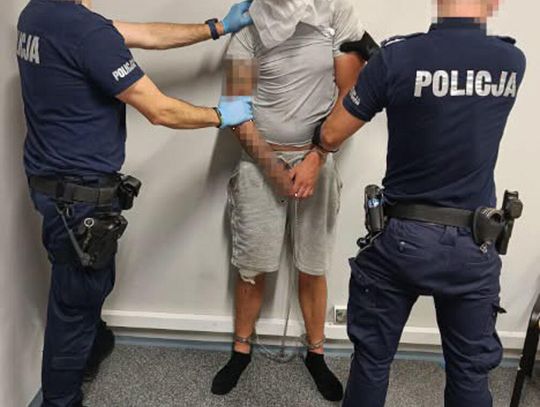 Miał ostre narzędzia i groził ochroniarzom w centrum handlowym. Mężczyzna zatrzymany przez policję