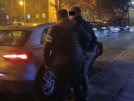 Miał pięć sądowych zakazów i dalej jeździł. Poszukiwany 57-latek trafił do więzienia na 1,5 roku