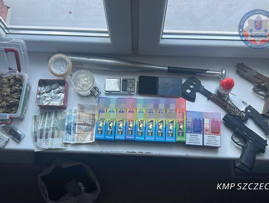 Miał ponad 170 gramów narkotyków i niebezpieczne przedmioty. 47-latek zatrzymany przez policję