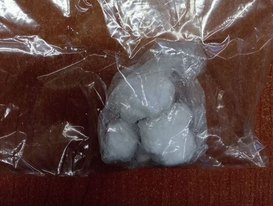 Miał ponad 2 promile, jechał bez powietrza w oponie i próbował uciekać. Potem znaleźli przy nim amfetaminę