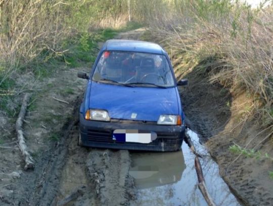 Miał ponad 3 promile i zabrał narzeczoną na randkę do lasu. Cinquecento ugrzęzło w błocie