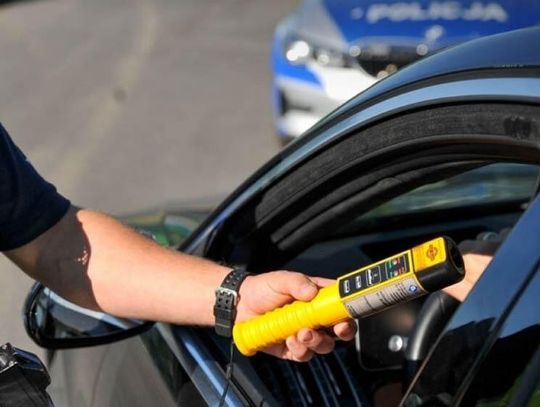 Miał ponad trzy promile i bełkotał. Po zatrzymaniu przez świadka chwalił się, że jedzie tak znad morza