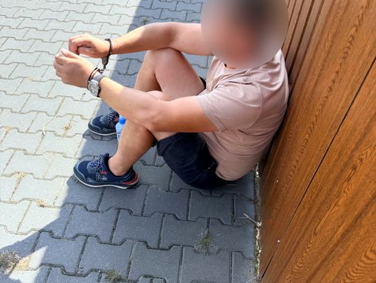 Miał prawie kilogram narkotyków i samodziałowy rewolwer. 44-latek zatrzymany przez policję