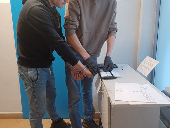 Miał ściągnąć z płotu torbę z pieniędzmi i biżuterią. Powiesiła ją tam oszukana 63-latka