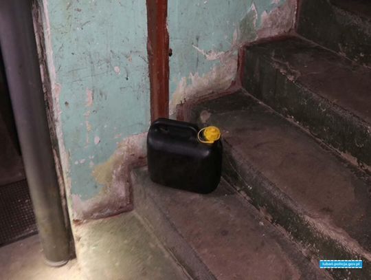 Miał siekierę i kanister, groził, że zabije sąsiadów. Oblał ich drzwi do mieszkania i samochód