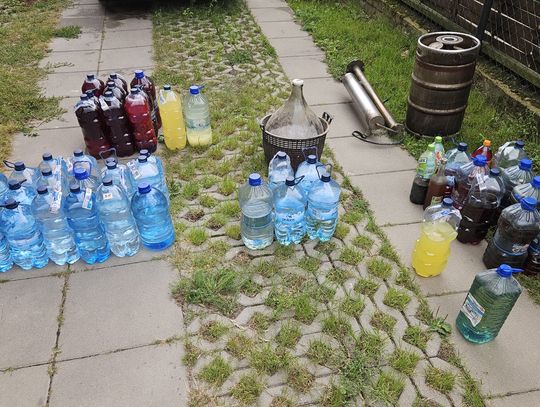 Miał sprzedawać w sklepie bimber własnej produkcji. W domu 45-latka znaleziono 230 litrów alkoholu