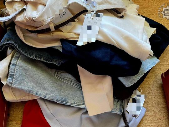 Miał w aucie pełno ubrań z metkami i wcale nie wracał z zakupów. Policja zatrzymała mężczyznę