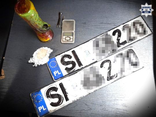 Miał w aucie ręcznie przemalowane tablice, kryształki i sprzęt do palenia. Na tym jednak się nie skończyło