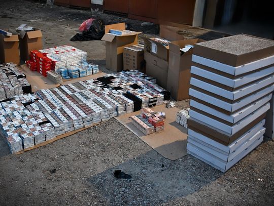 Miał w garażu nielegalny magazyn tytoniu, papierosów i alkoholu. Policja przejęła towar warty ponad pół miliona