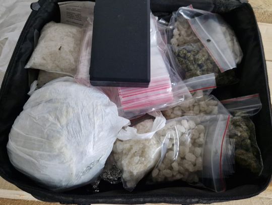 Miał w mieszkaniu całą walizkę narkotyków. Po nalocie policji, 50-latek tymczasowo aresztowany