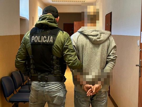 Miał w mieszkaniu mefedron pozawijany w sreberka. Zobaczył policjantów w drzwiach i stał się nerwowy