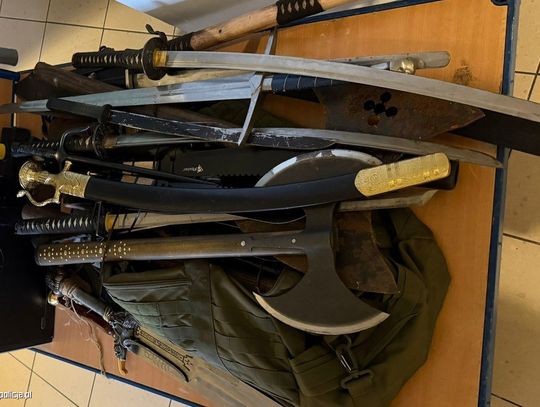 Miał w mieszkaniu prawdziwą zbrojownię. Mężczyzna groził budowlańcom, a potem policji Miał w mieszkaniu prawdziwą zbrojownię. Mężczyzna groził budowlańcom, a potem policji