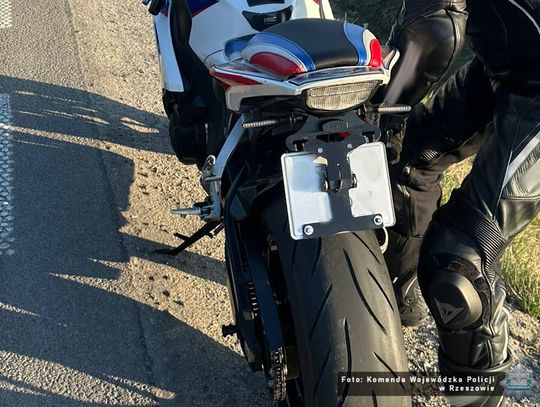 Miał w motocyklu obrotową tablicę rejestracyjną. Tylko narobił sobie problemów i kosztów