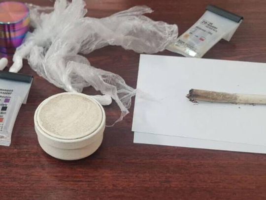 Miał w plecaku 35 tysięcy, amfetaminę, zioło i nadpalonego blanta. Wpadł, bo chował się w krzakach