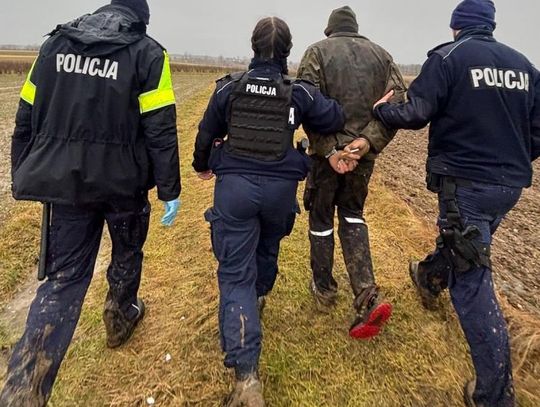 Miał zakaz i narkotyki, udawał, że zgubił kluczyki. Recydywista zatrzymany po pościgu