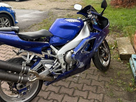 Miał zakaz prowadzenia, a mimo to wsiadł na motocykl. Po kolizji wyrzucił tablicę rejestracyjną
